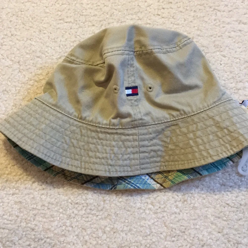Tommy Hilfiger reversible brimmed